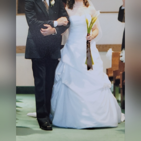 Wedding dress - Picture 2 of 3